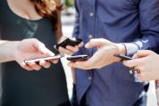 Ein kleines Rudel von 4 Smartphones in Händen von jungen Leuten freunde-mit-handy